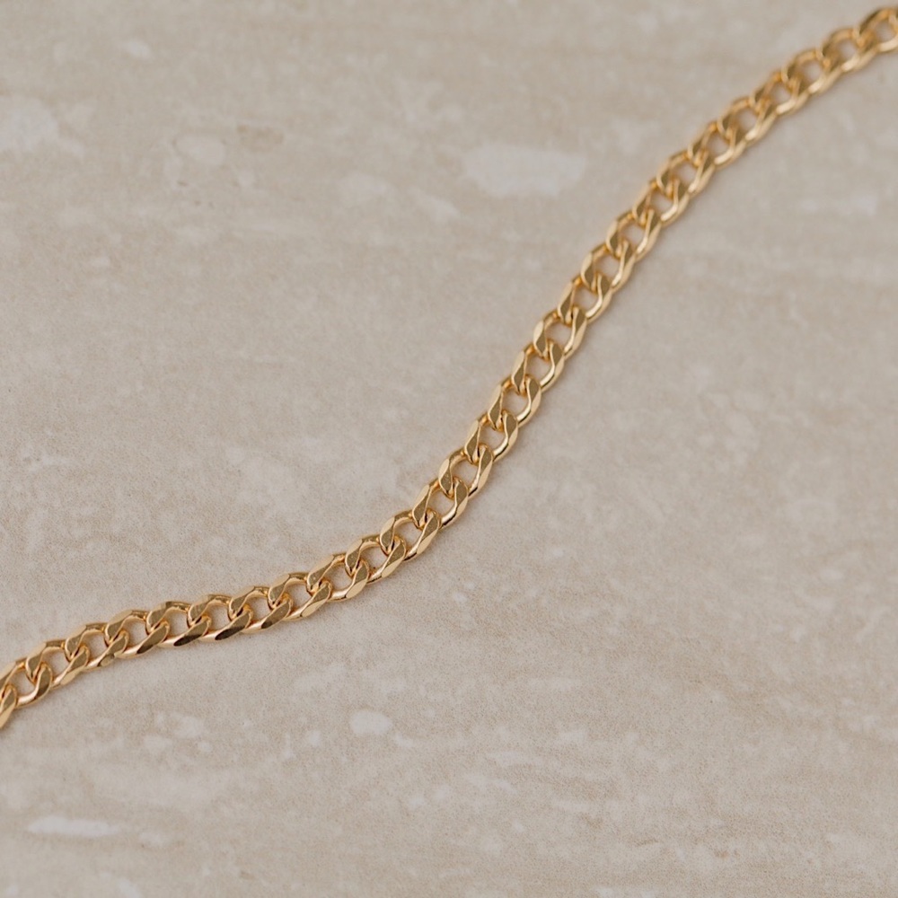 Tribeca Curb Bracelet | 18k Gold Filled - Picture 3 of 10